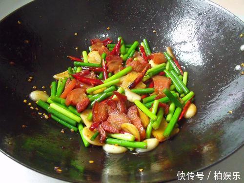 炒蒜苔时,直接炒大错特错,多加这一步,蒜苔好吃又好看