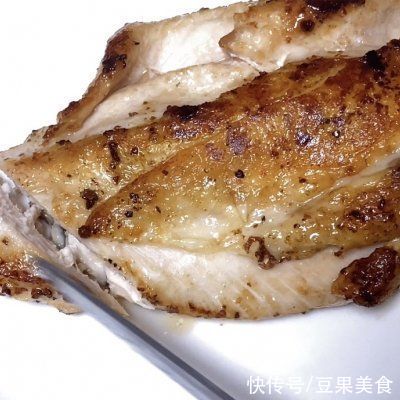 鲜嫩多汁的香煎鸡胸肉这样做,营养又美味