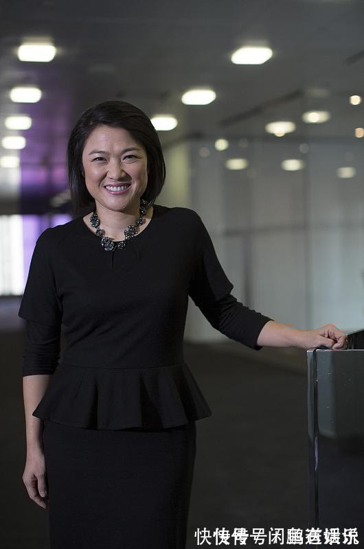 裙装 潘石屹老婆罕露面,短发配蓝裙气场强大,两口子精英气质还真登对