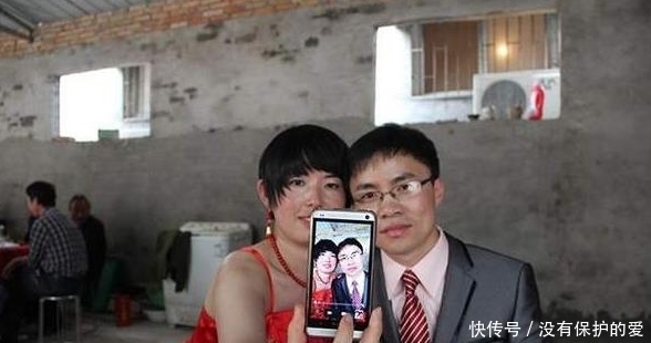 角色互换的结婚现场别开生面，丈夫穿上婚纱