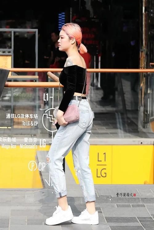 优雅|街拍：一字肩美女，穿出妩媚和优雅