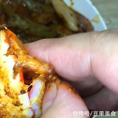 干锅香辣虾，做法简单，虾肉鲜甜，酱汁香辣，唆着手指越吃越香