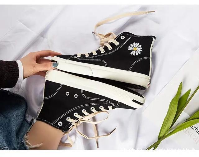 帆布鞋|你的鞋子该换了!今夏流行穿帆布鞋,百搭又平价