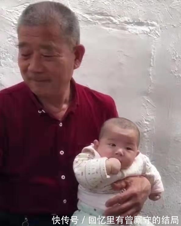 天赐|67岁生宝宝:天赐2周岁生日直播,爸爸全程出镜带货,妈妈好年轻