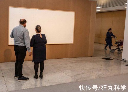 haaning&艺术家收了50万却用空白画框交差，并给作品起名「拿了钱就跑」