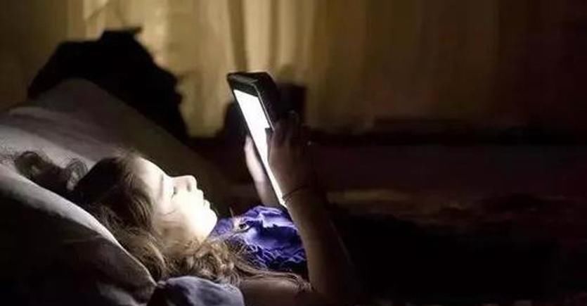 现象|熬夜玩手机的学生党，若出现这3种现象，说明身体已经被严重透支