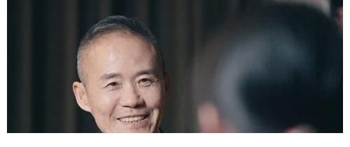 70歲王石與嬌妻罕見(jiàn)同框，田樸珺皮膚超嫩似少女，夫妻依偎像爺孫