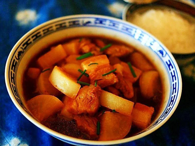 家常萝卜炖肉,虽然用料简单,可是味道相当不错呦!