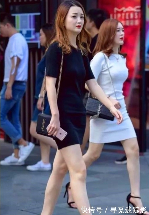 高跟鞋|街拍:图3长发美女吊带裙配高跟鞋图5时尚少女破洞牛仔裤