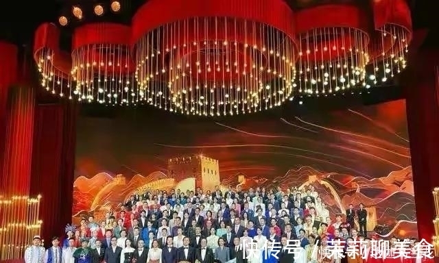 梁田|全国107位主持人聚首董卿翘二郎腿坐C位朱迅靠边坐,梁田牛