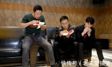 |吴京吃汉堡被噎住画面搞笑 朱亚文在线调侃：吃慢点