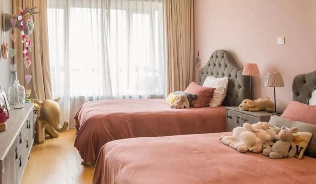 走红|“懂事宝宝”走红:和宝妈去公司上班,安静地坐在桌底下让人心疼