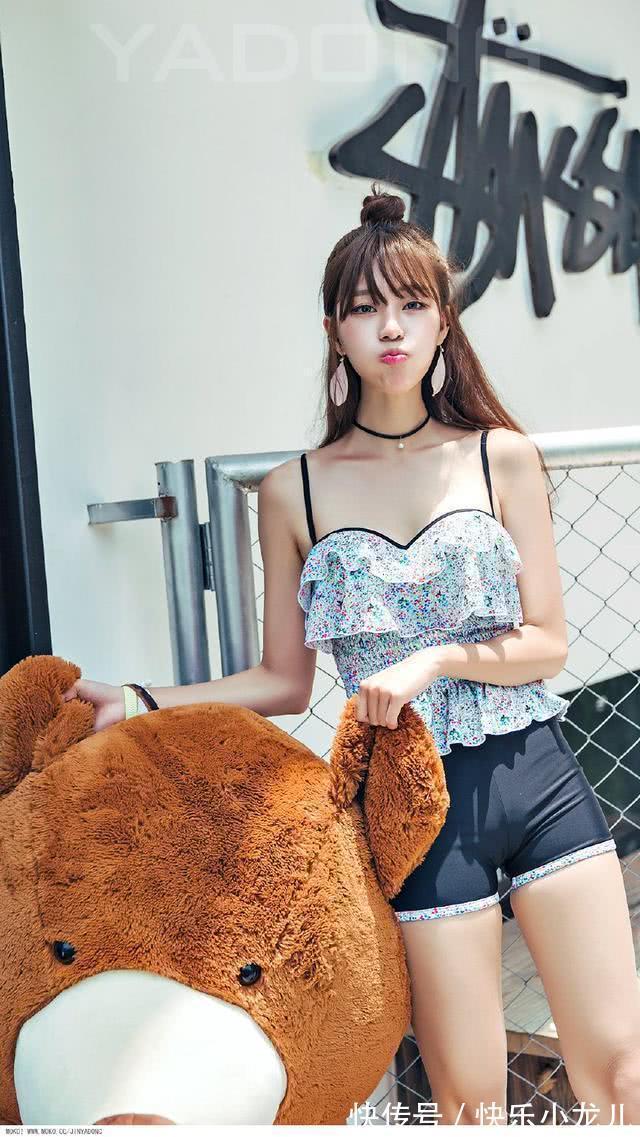 打底裤|小姐姐身穿一字肩连衣裙,穿出时尚气质