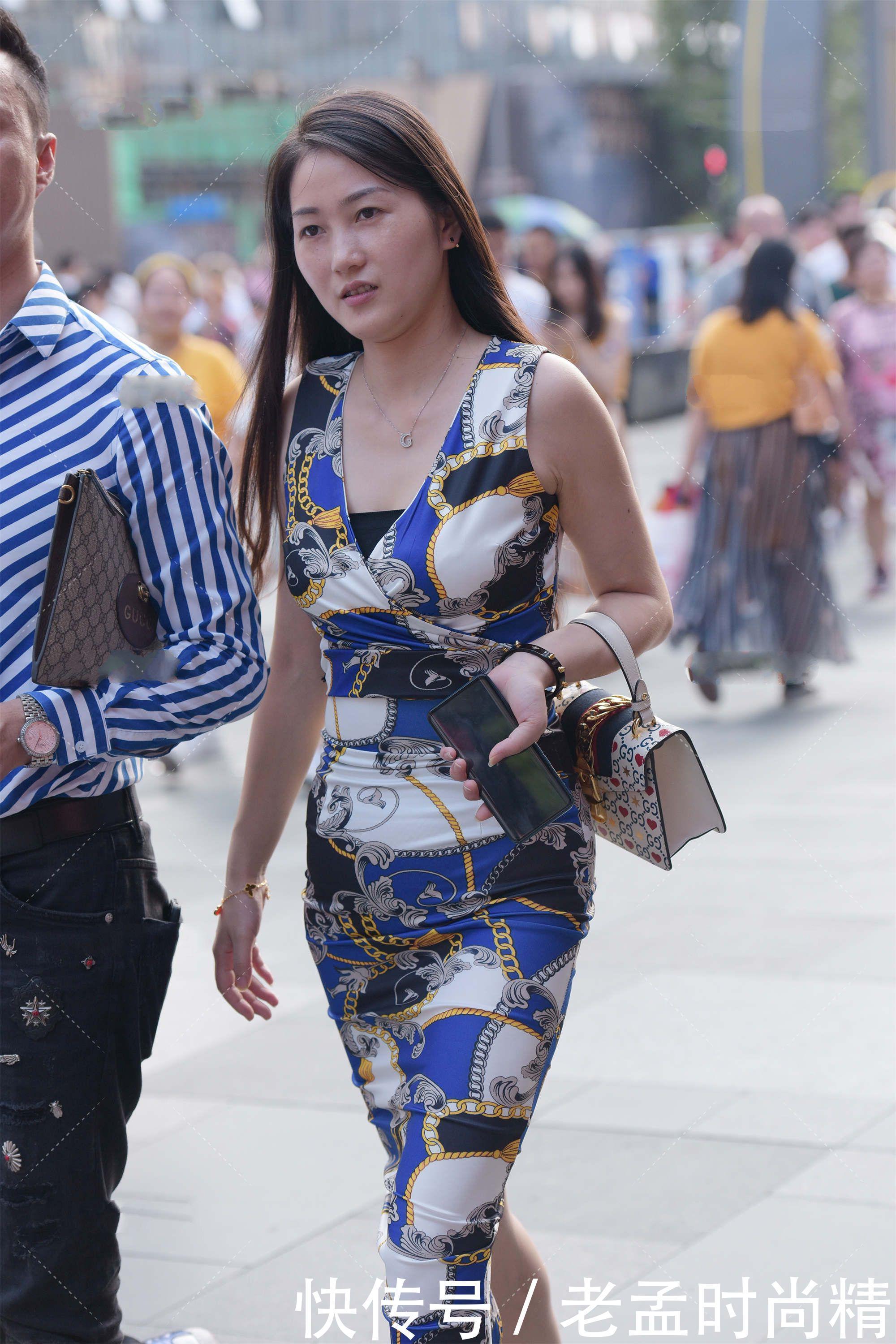 街拍：蓝白相间图案连衣裙,风格典雅,大方又端庄