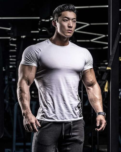 胸肌|肌肉练家子的虎背熊腰好精壮：胸肌壮实，腹肌质感，麒麟臂也健硕