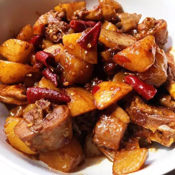 湘式小炒五花肉,蒜香空心菜,小鸡炖土豆,辣炒茄丝的做法