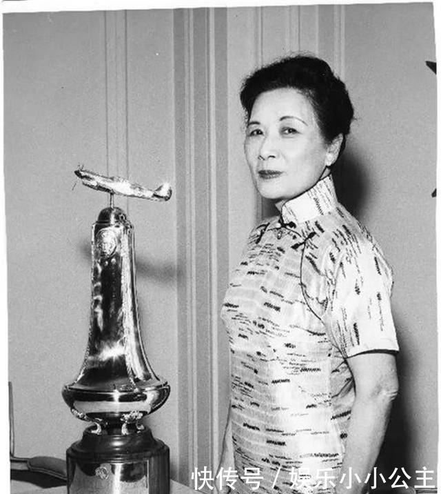 苦中作乐|郭婉莹住7平方米小破屋，穿旗袍喂猪、扫厕所，也能苦中作乐