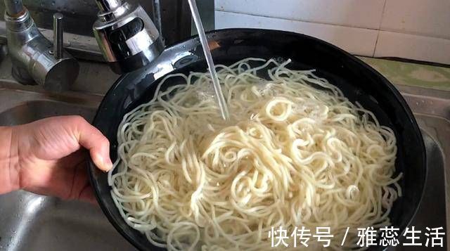 香菇|天冷就想吃面条,教你面条新做法,早餐5分钟搞定,天天吃都不腻