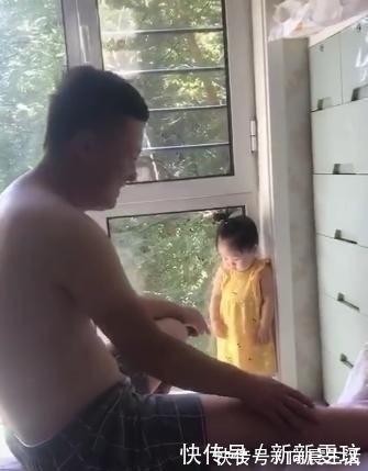 姐姐|13个月姐姐打表妹后,竟被舅舅罚站,一脸委屈的小表情萌翻了