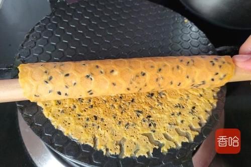  1碗面粉4个鸡蛋，用筷子搅一搅，轻松烙出酥香脆的鸡蛋卷