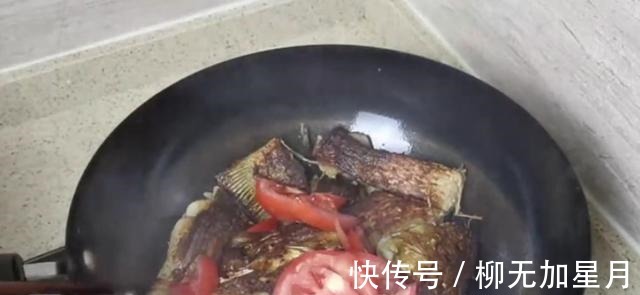 西红柿|好吃不长肉的西红柿闷鲤鱼，不学起来就亏大了！