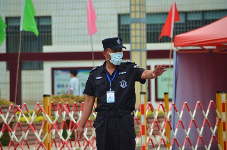 高考|高考第三天！学业水平考试开考，他们依然坚守场外护考生周全