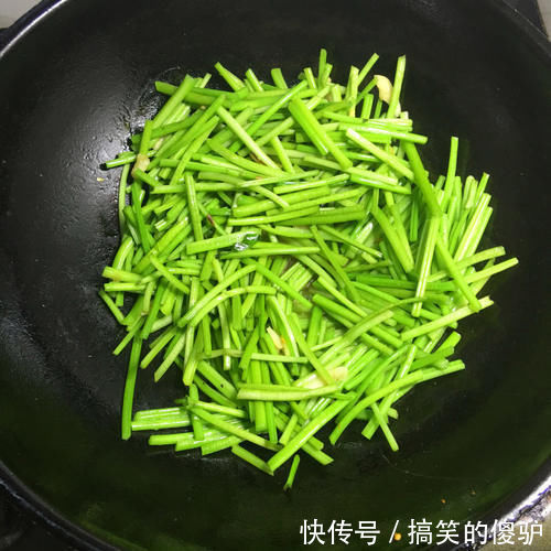 它是菜也是药，我成捆往家买，三天两头吃，视力清晰了，滋养脾胃