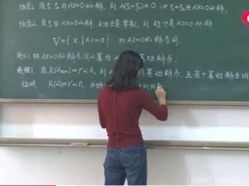 大学美女老师的“板书”火了，字迹工整堪比“印刷体”，让人羡慕