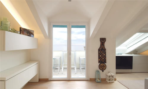 毛巾架|一家四口挤在49㎡小房子里，半平米不敢浪费，电视挂得比沙发低