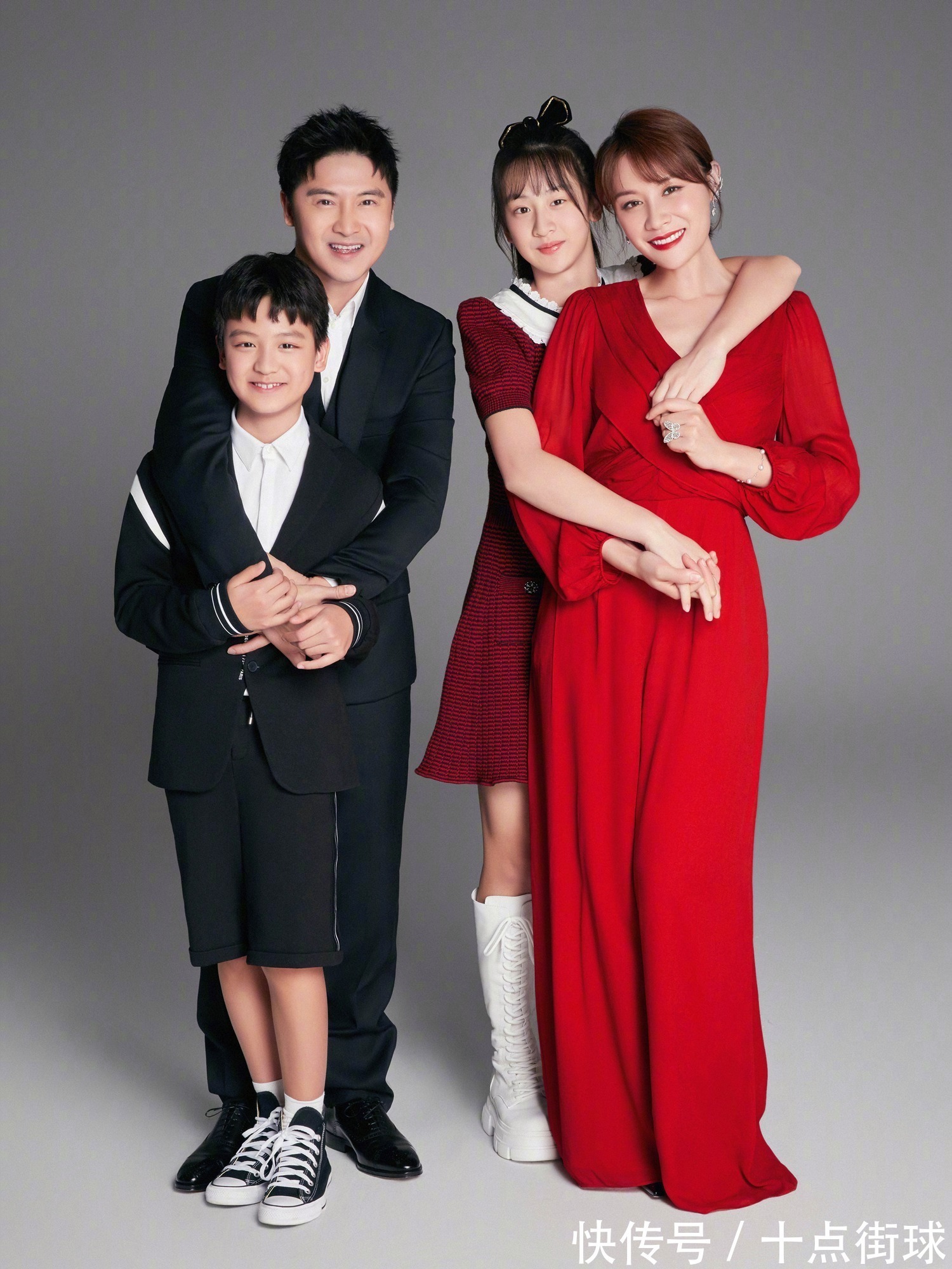 田亮|田亮全家玩家庭冰壶比赛,女儿13岁身高已近1米7,颜值像妈很漂亮