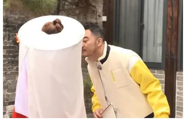 李晨|《奔跑吧》上演低俗画面,疯狂拍摄嘉宾的臀部,重现猥琐场景