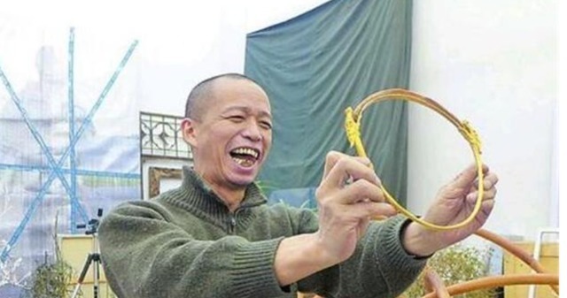 肋骨#“艺术家”何云昌,用自己一根肋骨做项链,给深爱的5个女人戴