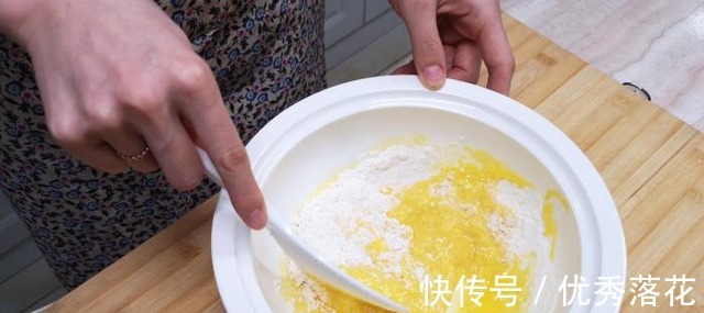 3个鸡蛋1瓶酸奶,不用烤箱不用油,简单一做,孩子吃的香!