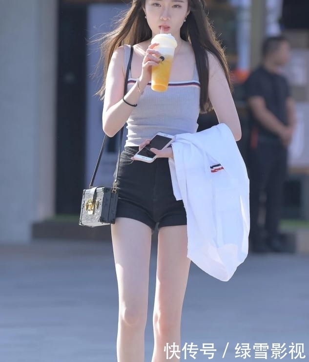 小姐姐|灰色紧身吊带突出锁骨,黑色紧身短裤突出长腿,是心动的感觉