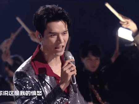 湖南卫视跨年晚会尴尬瞬间,主持团出场集体翻车,杨幂飞吻周笔畅