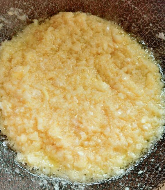 炸蒜蓉，蒜末直接油炸就错了，牢记4技巧，金黄不发黑，浓香不苦