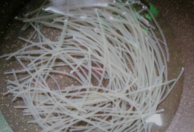 炒粉条时,别只焯水,牢记“1做1不做”,粉条顺滑入味不粘不坨