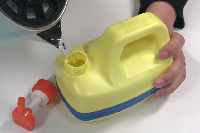 谁还买熨斗啊洗洁精瓶切两刀,衣服1秒变平整,真是太聪明了