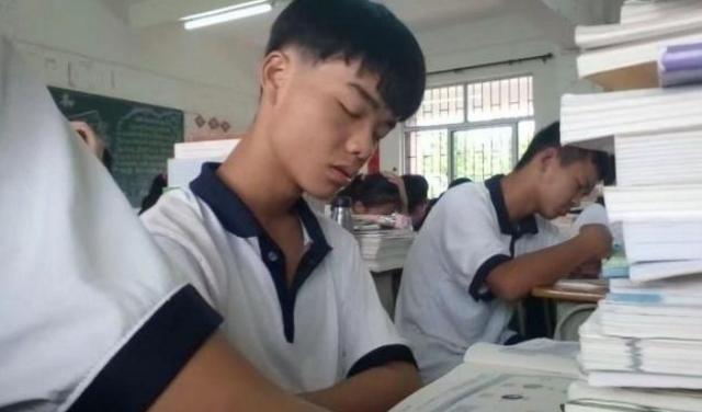 学生$学生课本涂鸦火了,想象力一个比一个丰富,看完忘记原来什么样了