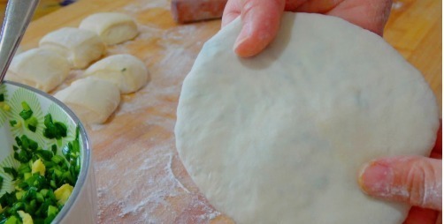 把馅饼做的皮薄如纸,这一步很重要,做法简单,凉了不硬