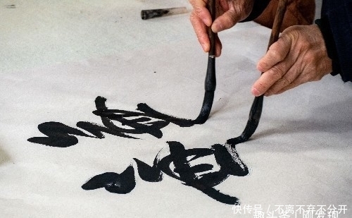 为我题|这位老人有双手同写中华“乾坤体”的绝活,国外贵宾看后也都称奇