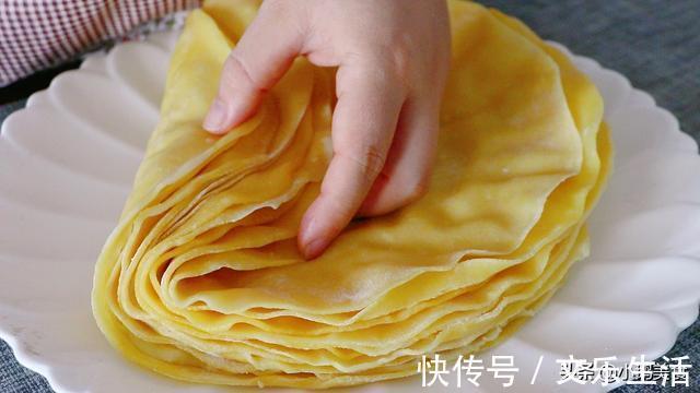 面团|开水烙玉米面饼,一次烙15张,又薄又软不用油,低脂营养又好吃