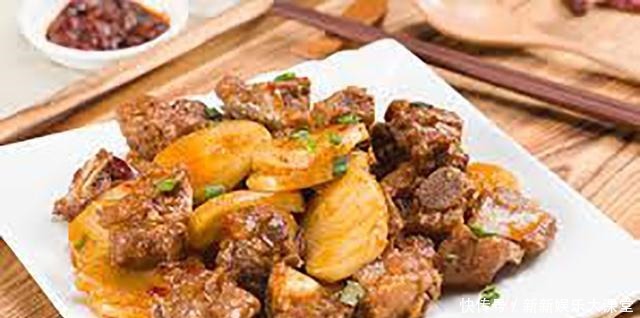 这菜,三天不吃就会馋,焖一焖,香到舔盘子,儿子一口一块停不下