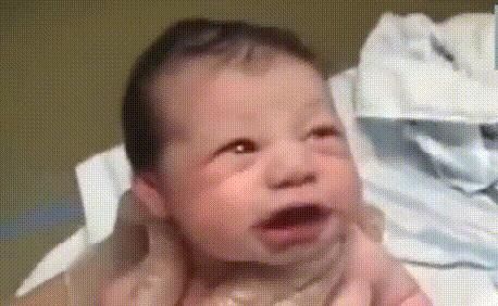 新生儿|刚出生的婴儿“心情好”,对大家“眨眼笑”,网友却喊话拍哭他