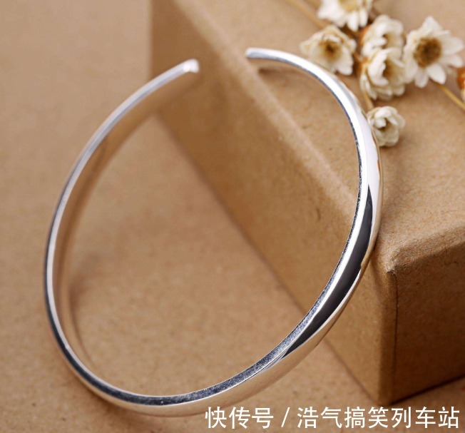 银手镯脏了不在烦恼,学会这几招,比银饰店洗的还干净