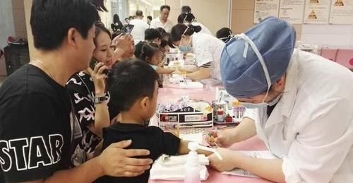 脾胃|给娃喝水会导致积食？妇幼主任：给孩子喝水，3个时间点需躲开