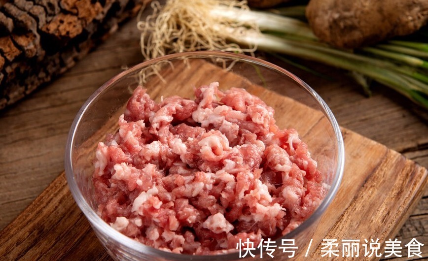 宴席常出现的四喜丸子，原来做法这么简单，自己做好吃馅料又足