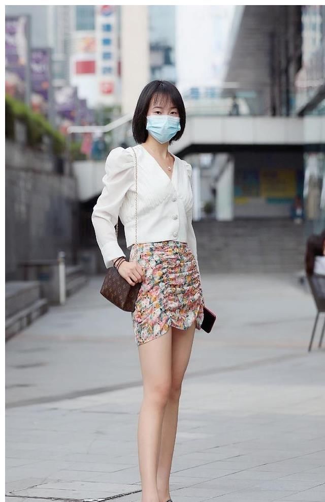 连衣裙穿搭会显得脸型很好，时尚街拍里的王者，很配你这个小仙女