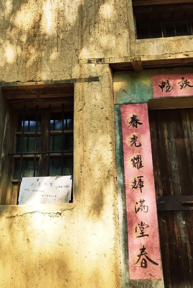 隐藏在皖南深山中的阳产村，宁静古朴，土楼建筑群形成独特的画卷