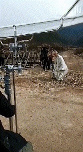 |搞笑GIF：姑娘 虽然你长得挺好看 但你进门的样子我还是笑出了声